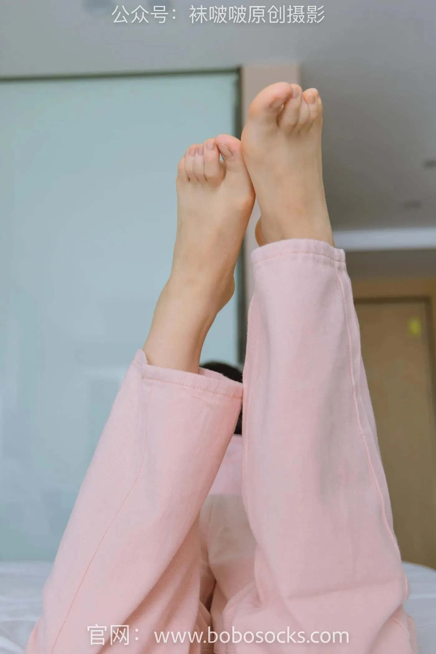 [BoBoSocks袜啵啵]NO.141 周周-运动鞋、白棉袜、裸足 [140P]插图1